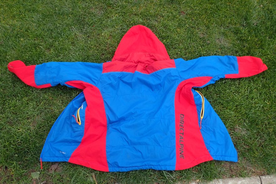 Záda bundy Direct Alpine Alpha Jacket.