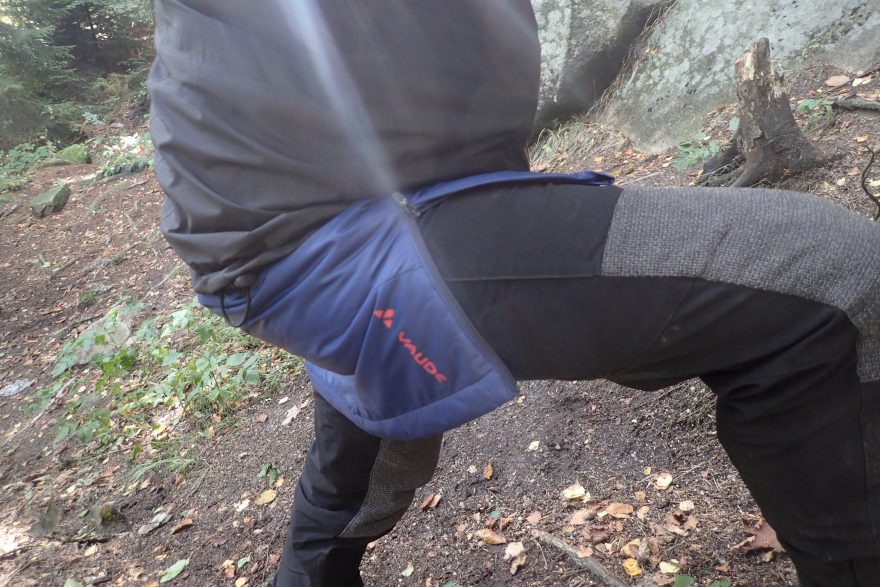 Pomocný zip na pravé straně pro vysoké kroky v zateplené sukni Vaude Women´s Sesvenna Skirt.
