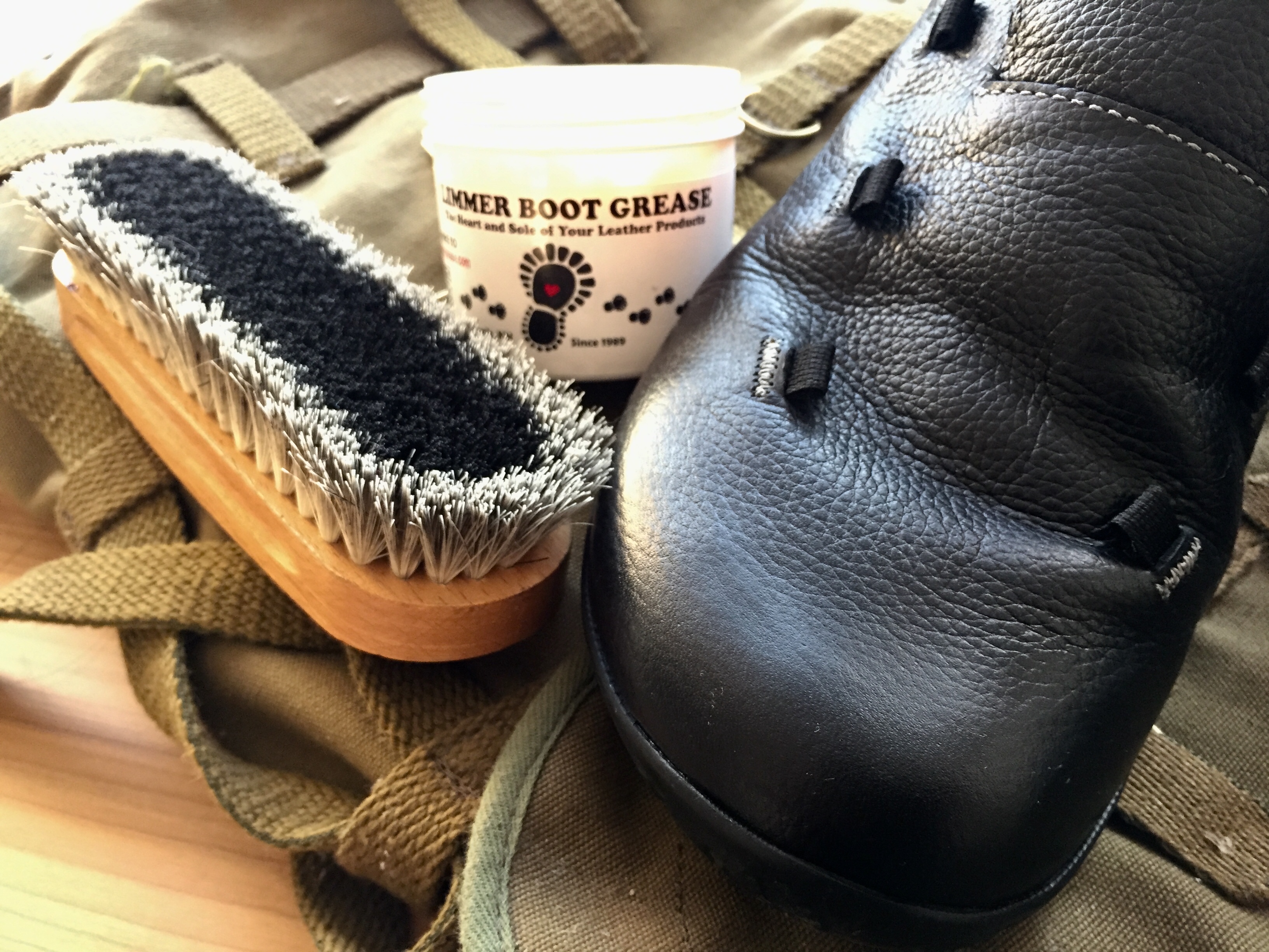 Stačilo malinko krému a boty Lizard Kross Urban jsou jako nové.