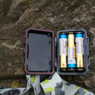 Baterie AAA se dobře vkládají a v držáku jistě drží.