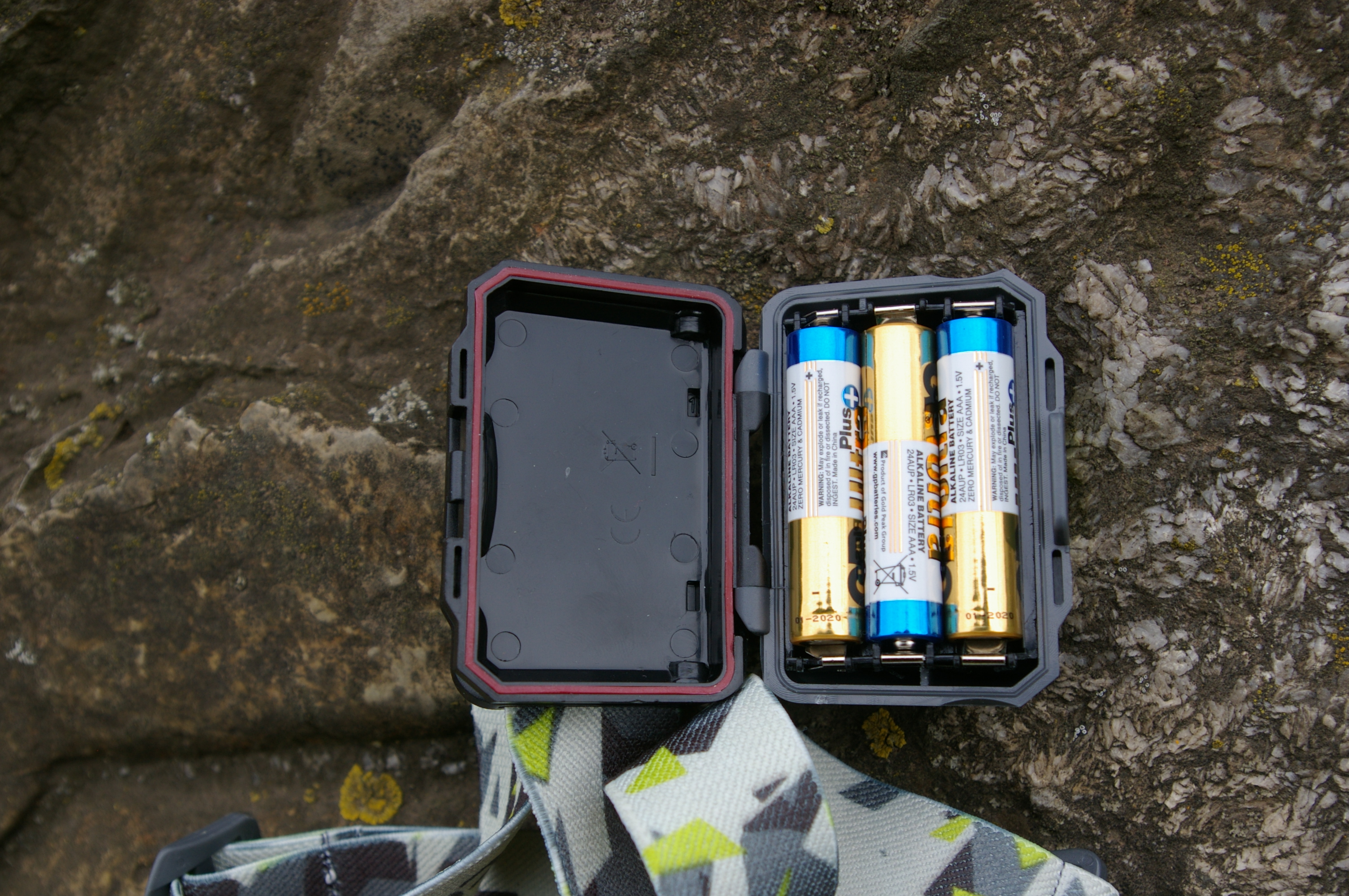 Baterie AAA se dobře vkládají a v držáku jistě drží.