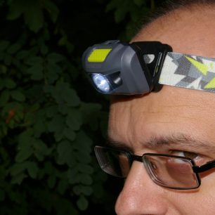 Čelovka jde sklopit v 5 různých sklonech asi o 30 stupňů.