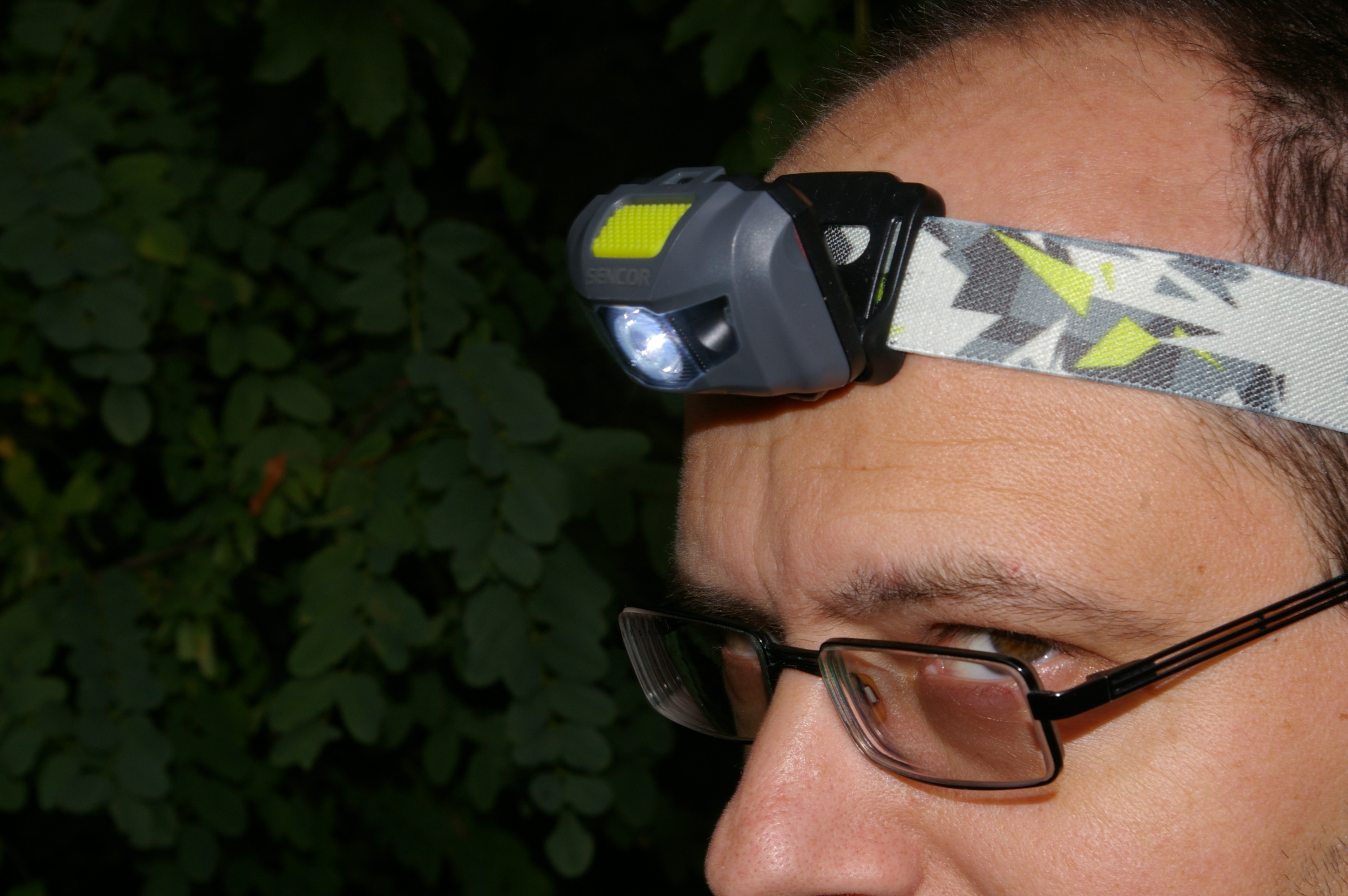 Čelovka jde sklopit v 5 různých sklonech asi o 30 stupňů.