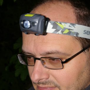 Čelovka na hlavě dobře sedí i dlouhodobě.