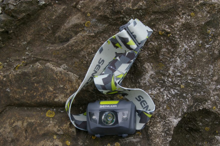 Čelovka Sencor SLL 55 GREY je malá a celkem nenápadná.