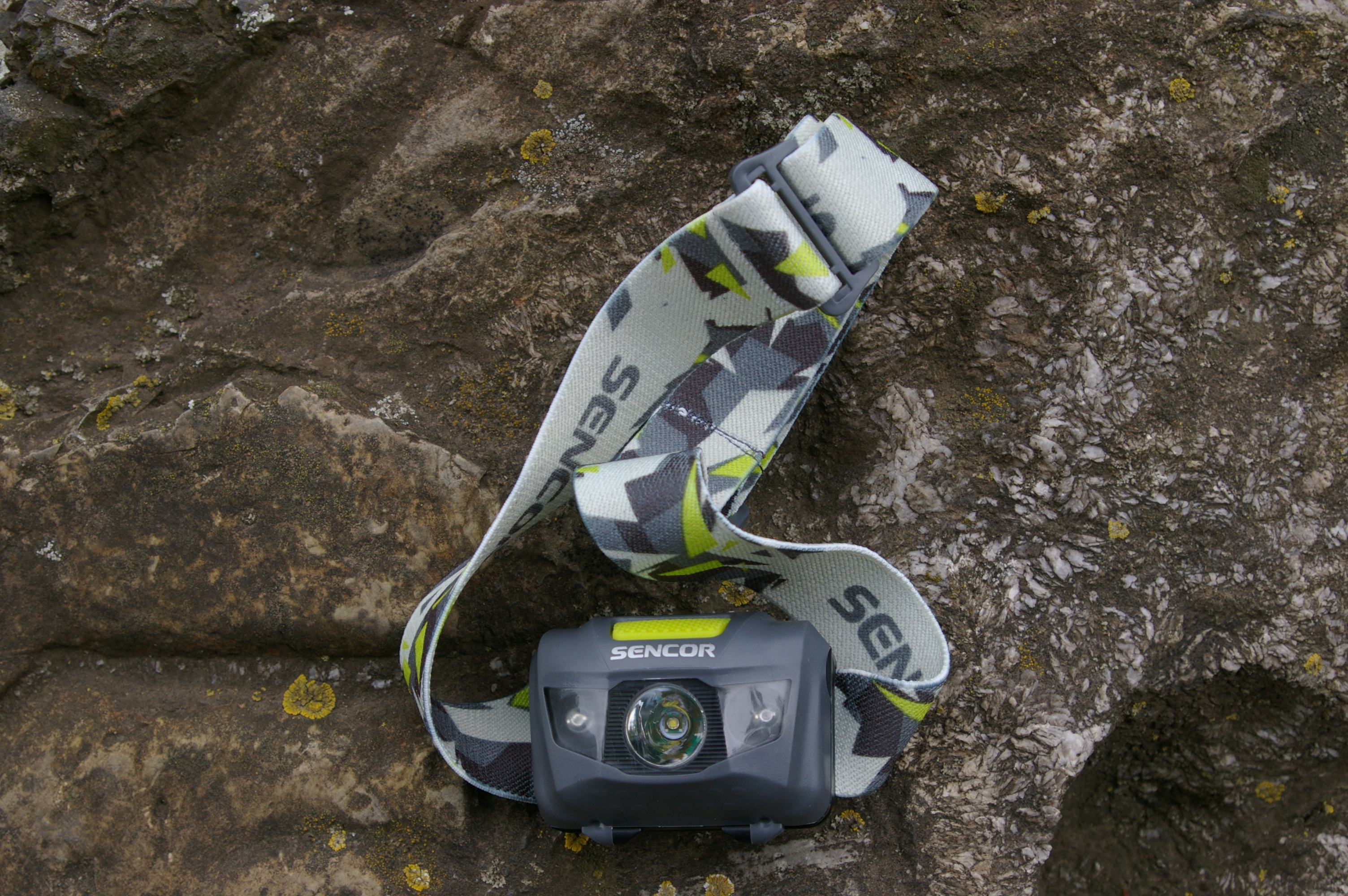 Čelovka Sencor SLL 55 GREY je malá a celkem nenápadná.