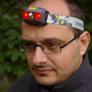 Červené světlo čelovky Sencor SLL 55 GREY se využije nejlépe ve tmě.