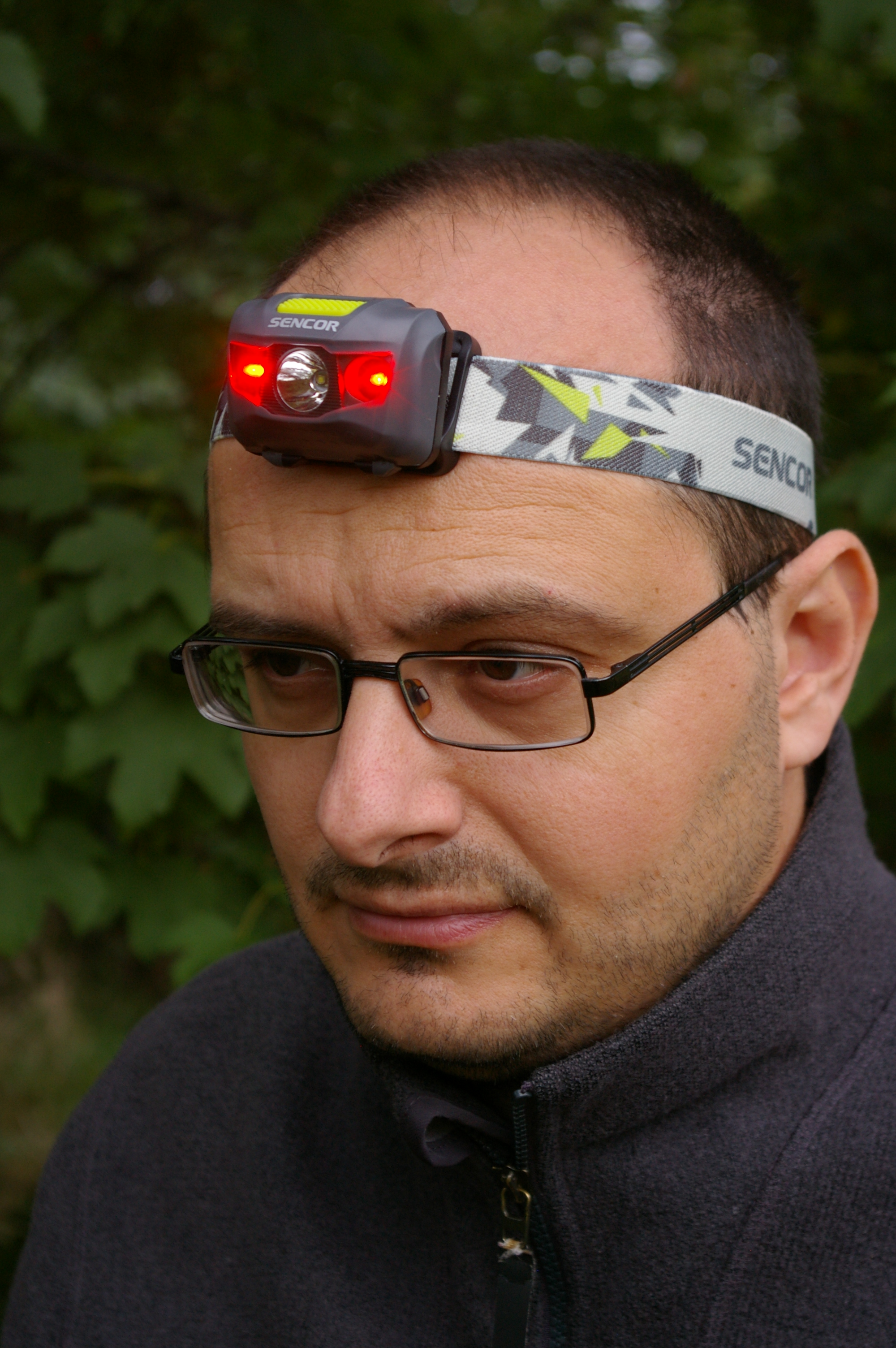 Červené světlo čelovky Sencor SLL 55 GREY se využije nejlépe ve tmě.