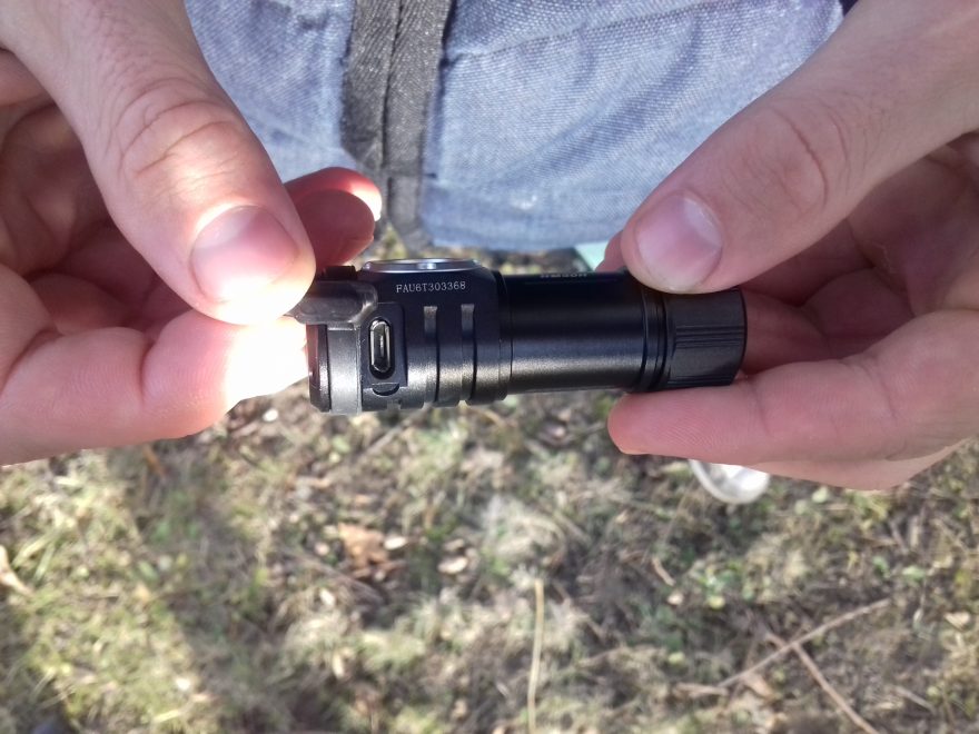 Čelovku lze dobíjet pomocí USB konektoru