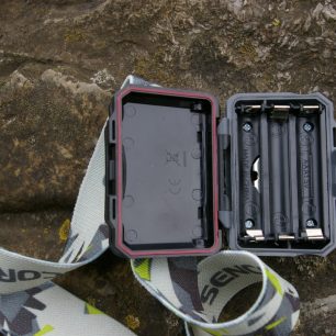 Držák baterií AAA je  před mokrem dobře utěsněn.