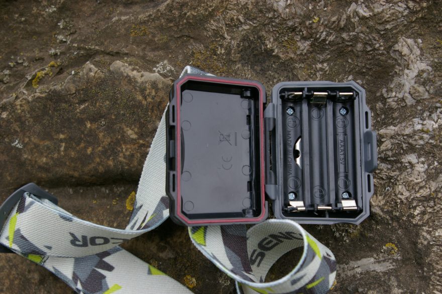 Držák baterií AAA je  před mokrem dobře utěsněn.