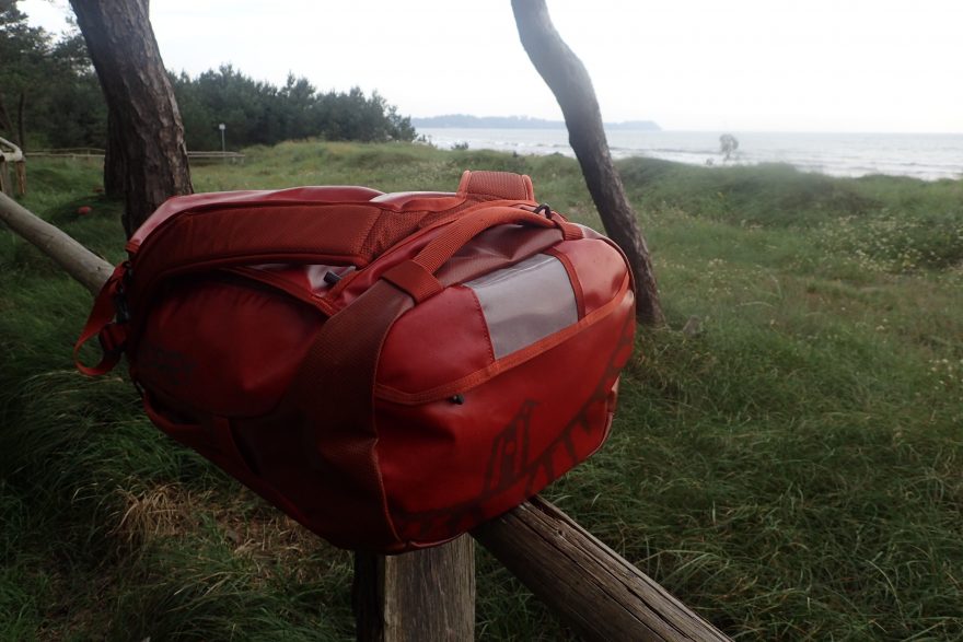 Jmenovka na tašce OSPREY Transporter je poloprůhledná a na první pohled je kvůli soukromí nečitelná.