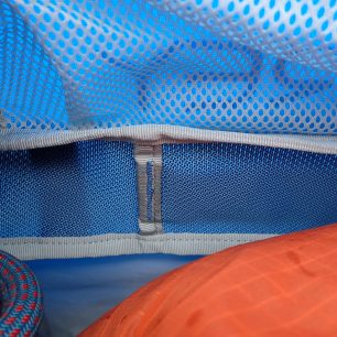 Lemovka a pevné šití na taškách OSPREY Transporter.