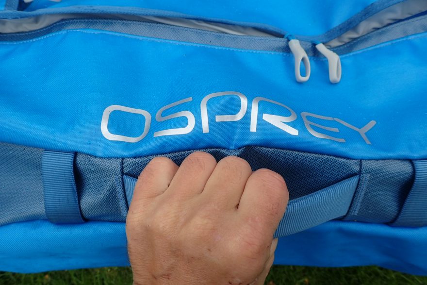 Madlo je na tašce OSPREY Transporter velké a pevné.