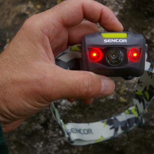 Pro noční či nenápadné vidění jsou dvě červené LEDky.