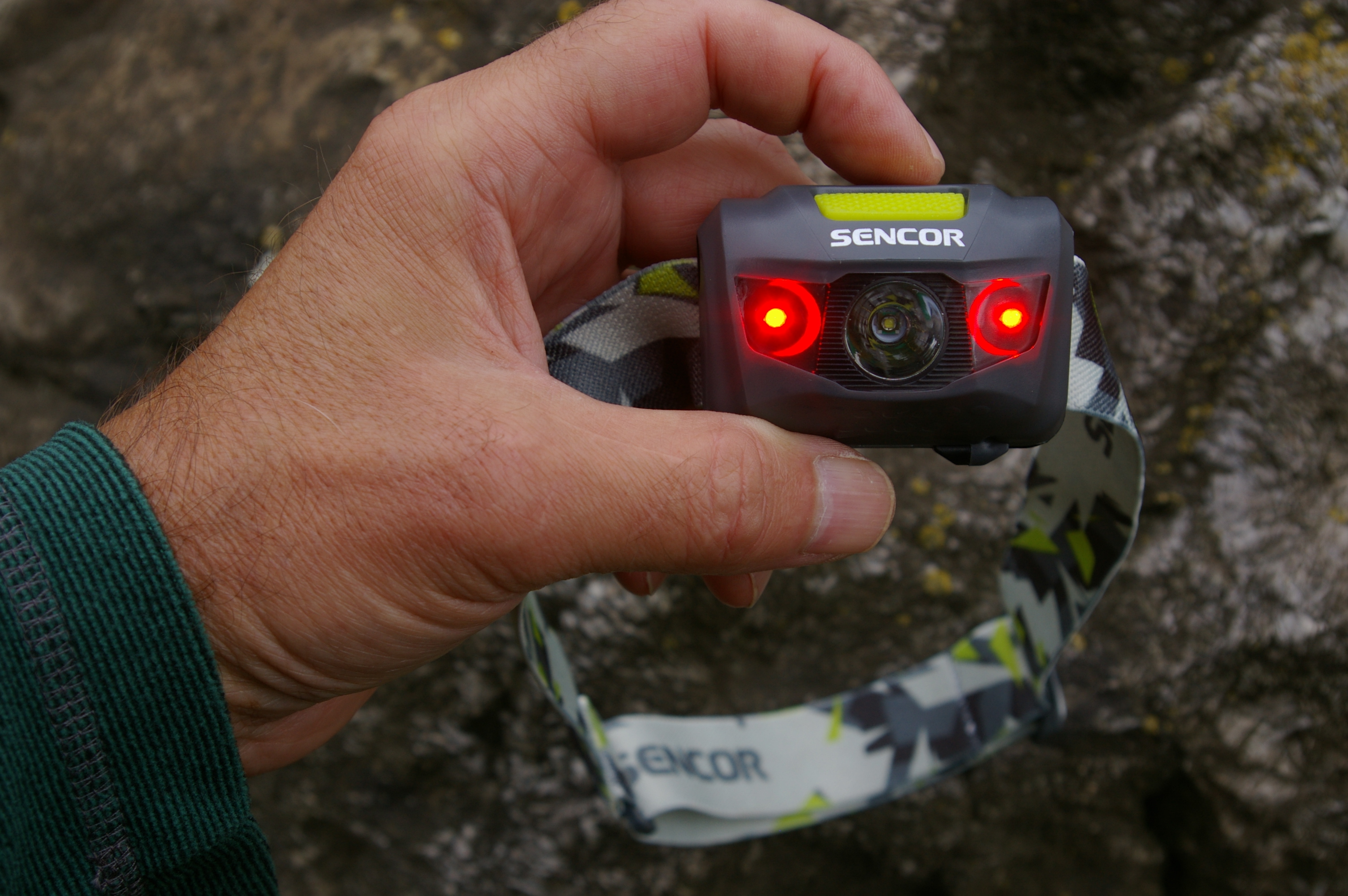 Pro noční či nenápadné vidění jsou dvě červené LEDky.