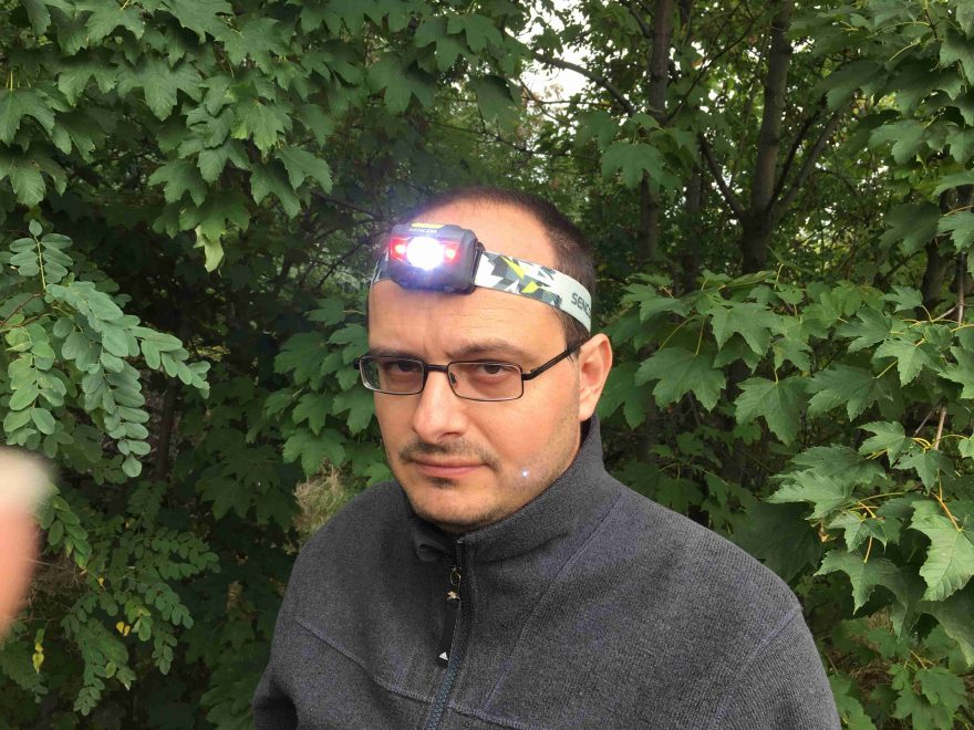 Signální blikání všemi Ledkami současně u čelovky Sencor SLL 55 GREY.