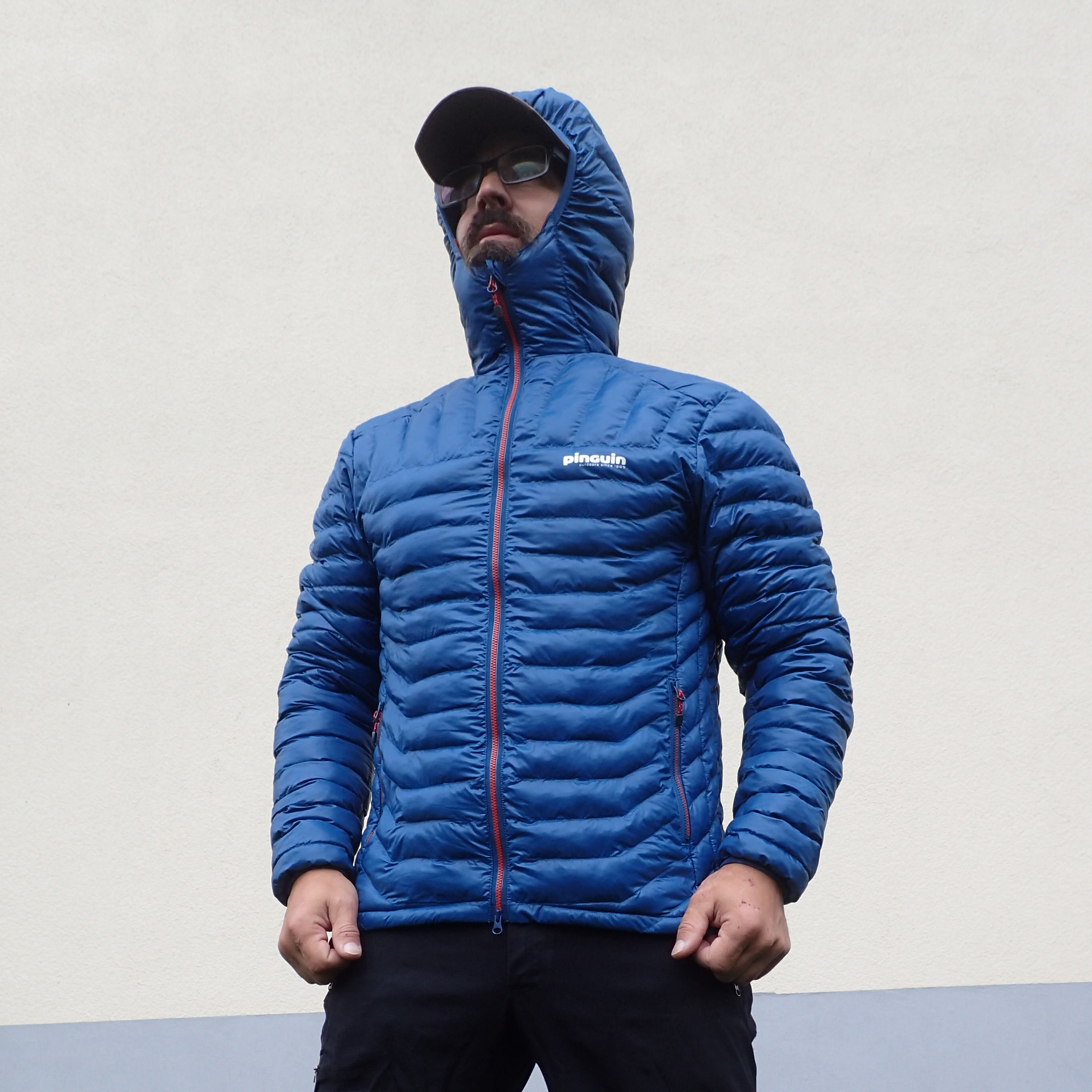 Dobře padnoucí bunda PINGUIN Glimmer Hoody s náplní ze syntetického peří.