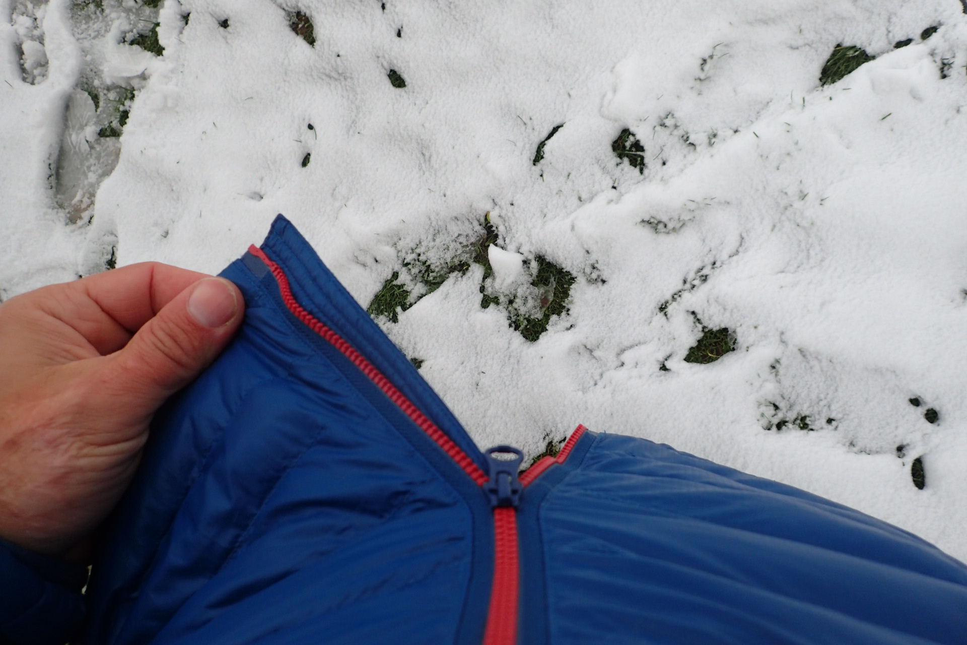 Hlavní zip bundy PINGUIN Glimmer Hoody je dvoucestný.