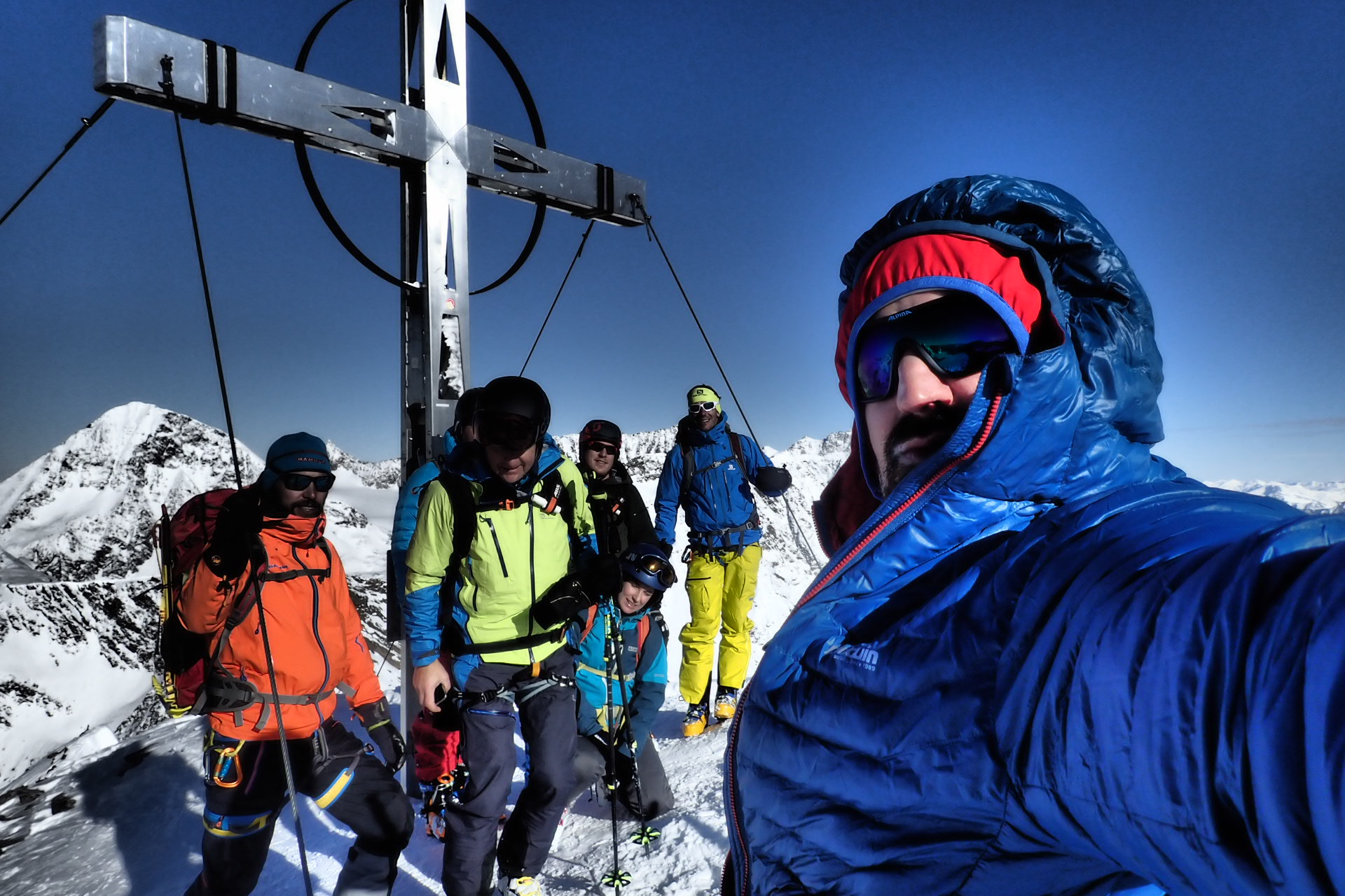 Jedno vrcholové selfie s klienty a s bundou PINGUIN Glimmer Hoody před sjezdem.
