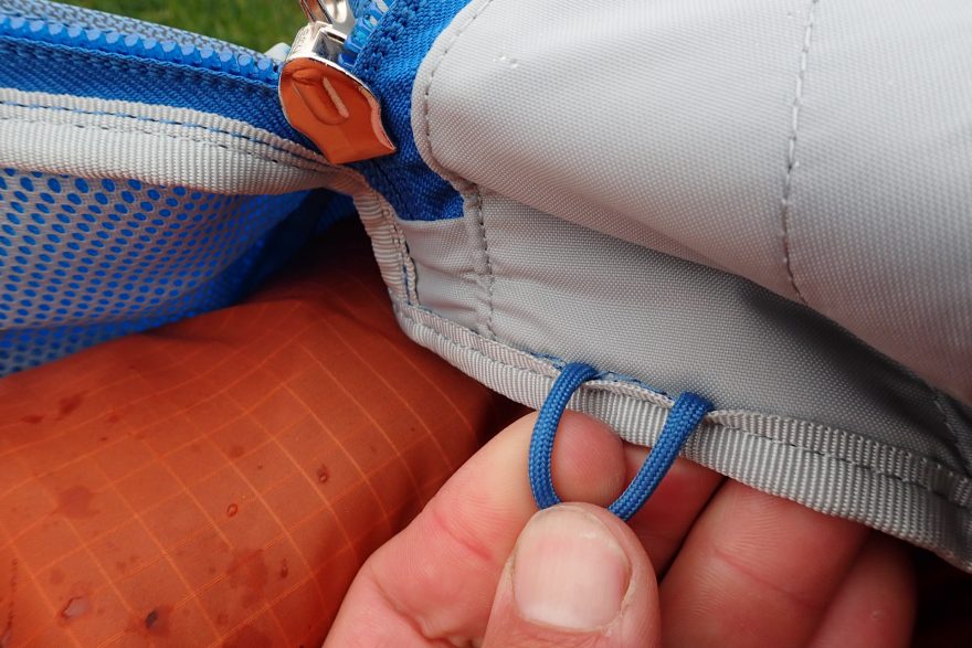 Poutko na fixaci vnitřní kapsy na tašce OSPREY Transporter.