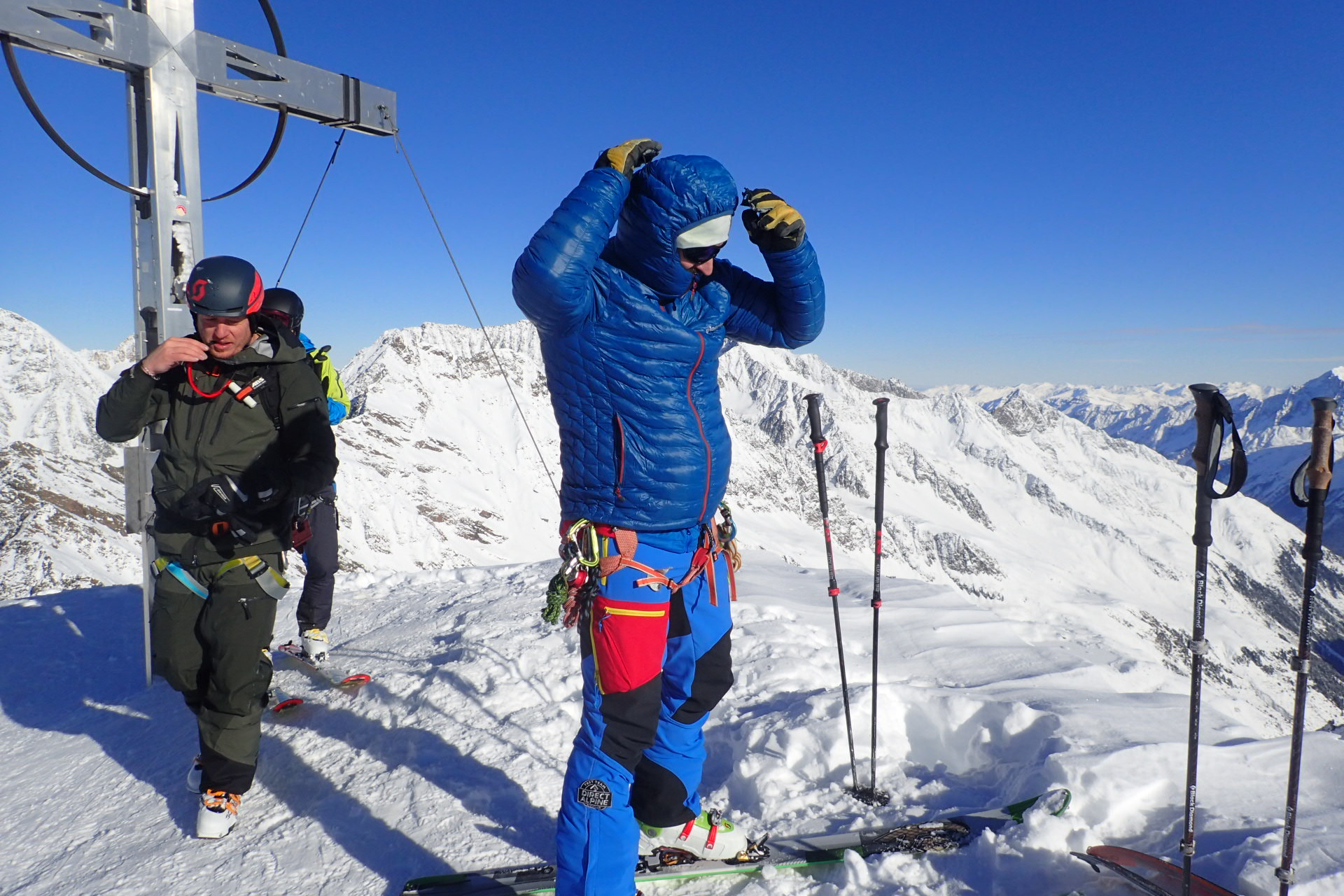 Přes hlavu je možno přetáhnout izolovanou kapuci PINGUIN Glimmer Hoody.