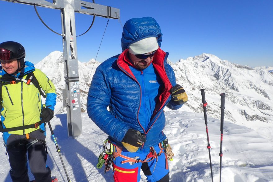 Pro vytažení věcí z obou kapes je nutné rozepnout bundu.