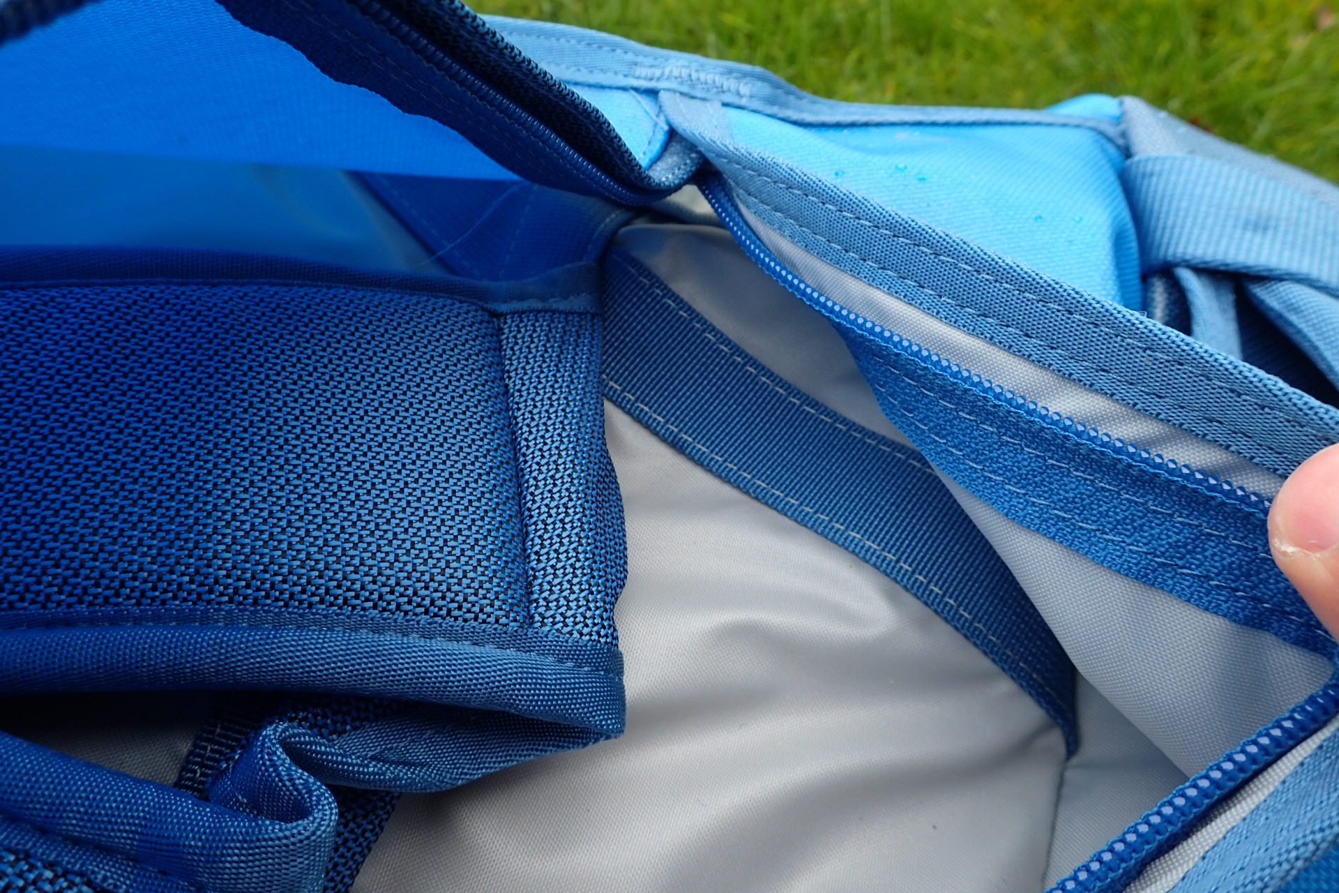 Ramenní popruhy jsou přišity na nosnou část celé tašky tak, aby se nevytrhly.