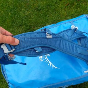 Ramenní popruhy jsou schovány v extra kapse ve víku tašky OSPREY Transporter.