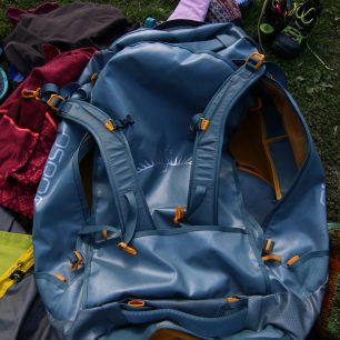 Ramenní popruhy u tašky OSPREY Transporter jsou polstrované a tudíž i pohodlné.