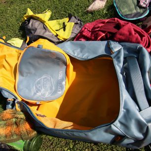 Světlý vnitřek, vnitřní kapsy a extra obal a zároveň vnitřní taštička v OSPREY Transporter 130.