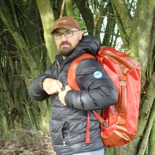 Takto sedí na zádech taška OSPREY Transporter 65.