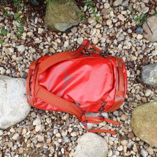 Tašky OSPREY Transporter 65 a 40 dovolují nošení na zádech, ale i šikmo přes rameno díky extra popruhu.