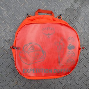 Tato extra taštička se dá vepnout pomocí háčků do velké tašky OSPREY Transporter.