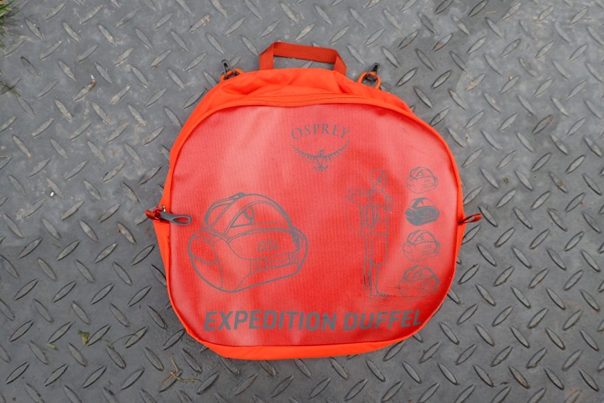 Tato extra taštička se dá vepnout pomocí háčků do velké tašky OSPREY Transporter.