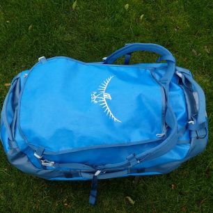 Velká taška OSPREY Transporter má už balanční popruhy.