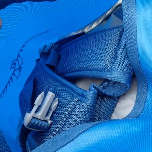 Vložení ramenních popruhů do extra kapsy.