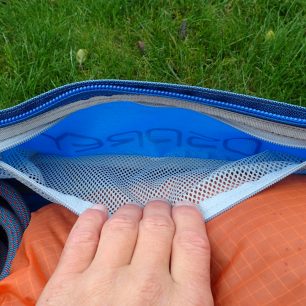 Vnitřní boční kapsa na drobnosti v tašce OSPREY Transporter.