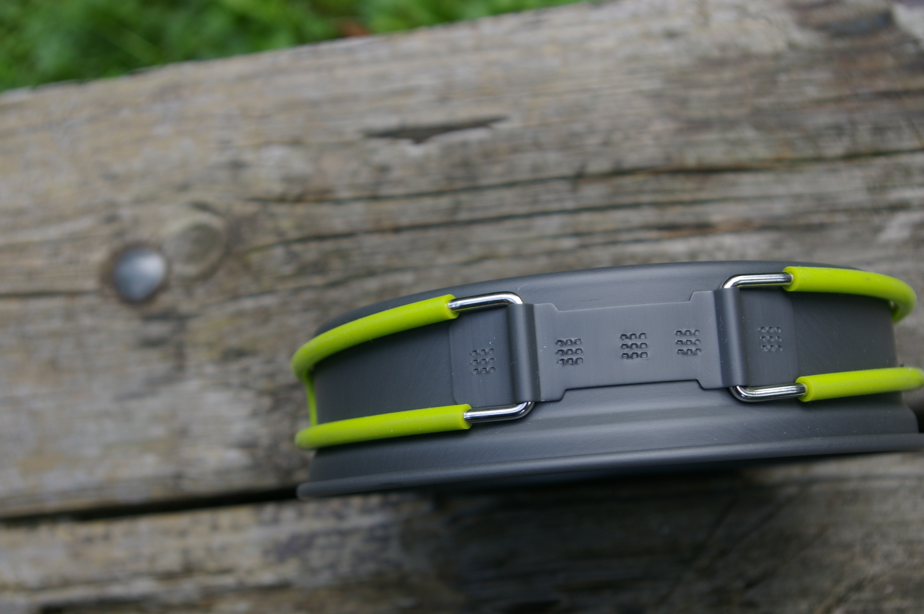 Otočné sklopné držáky jsou přibodovány.