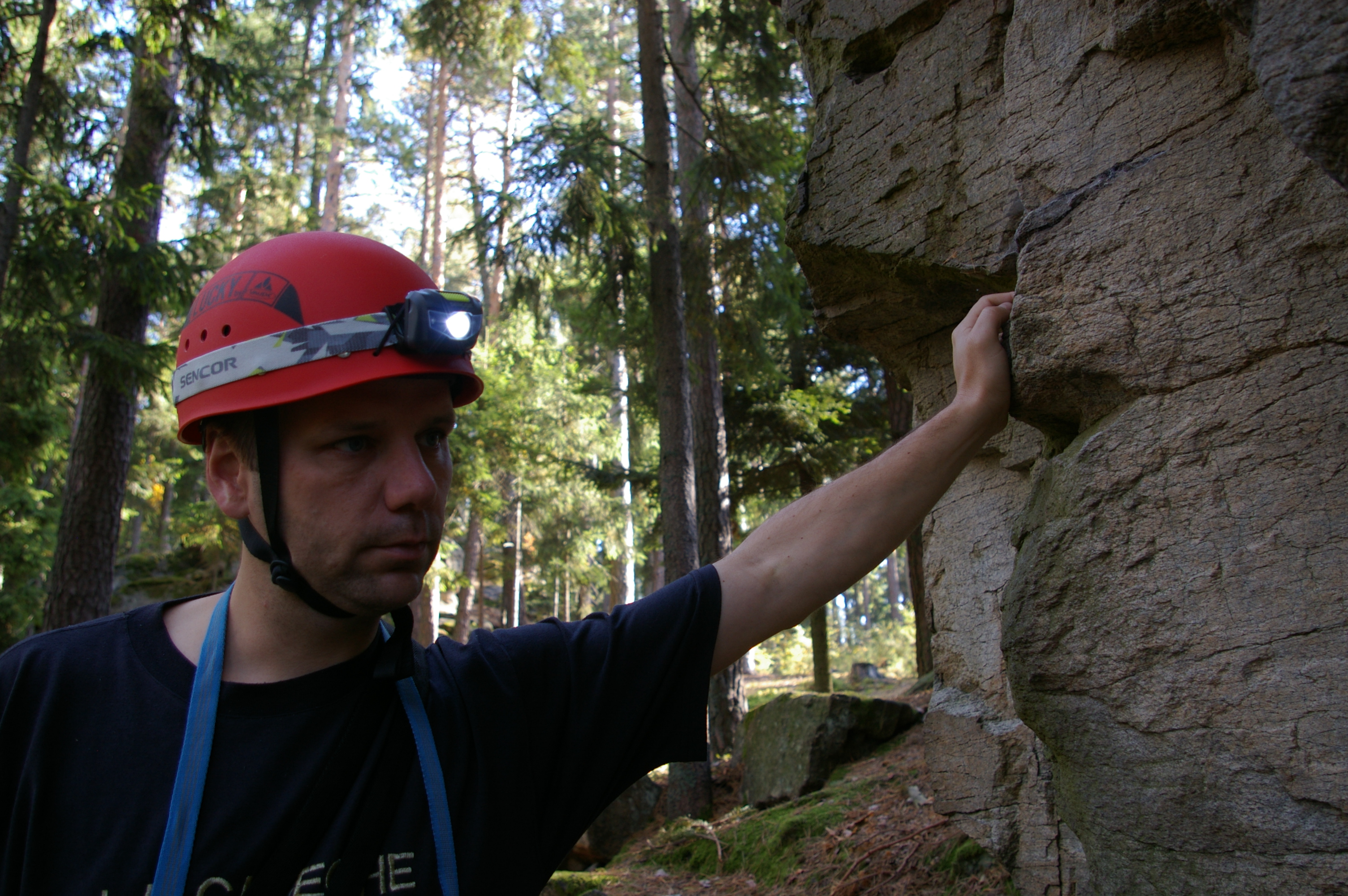 Při pohybu v chodeckém terénu dostačuje i méně světla a šetříme tak baterii.