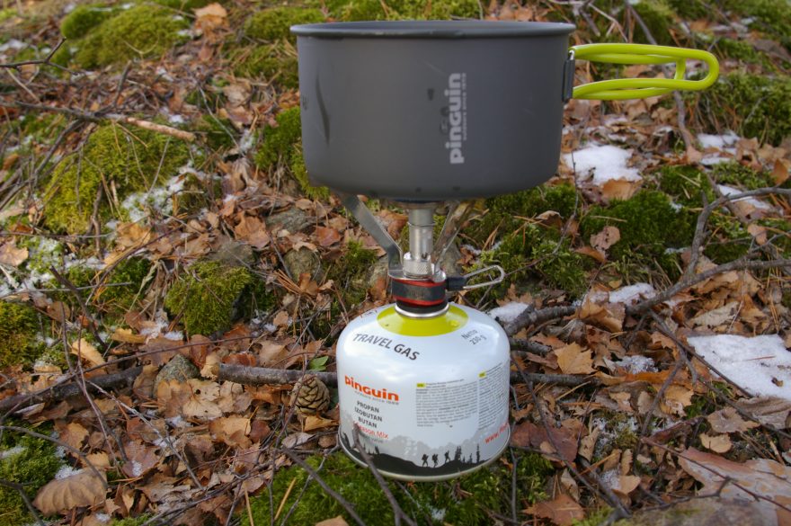 V mraze a při slabém větru k uvaření vody potřebujeme účinný větrolam.