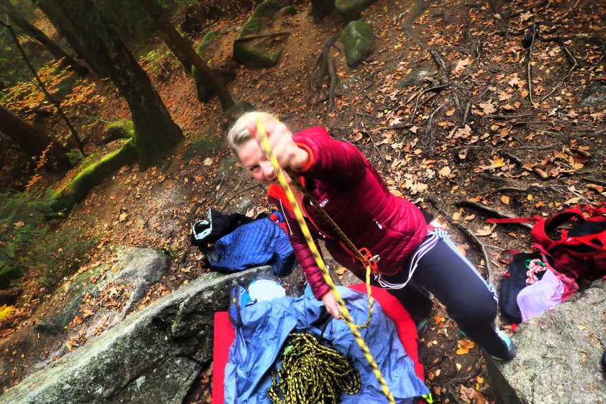 Dámská verze bundy Rafiki MEG II na polské žule při jištění prvolezce.