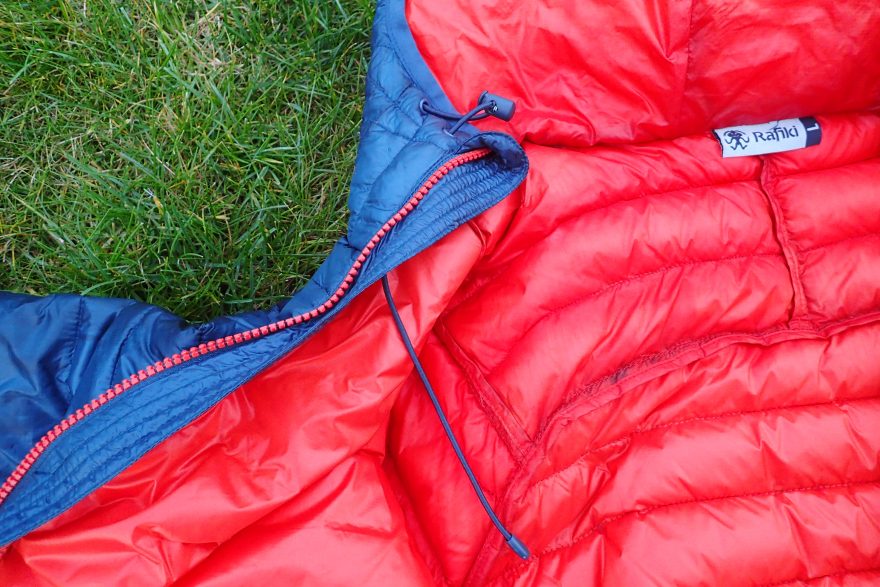 Detail na kapsu na levé straně a stahování kapuce bundy Rafiki Colin II.