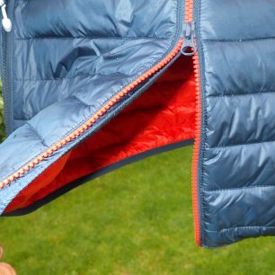 Dvojitý zip bundy Rafiki Colin II umožňuje rozepnutí ze spodu.