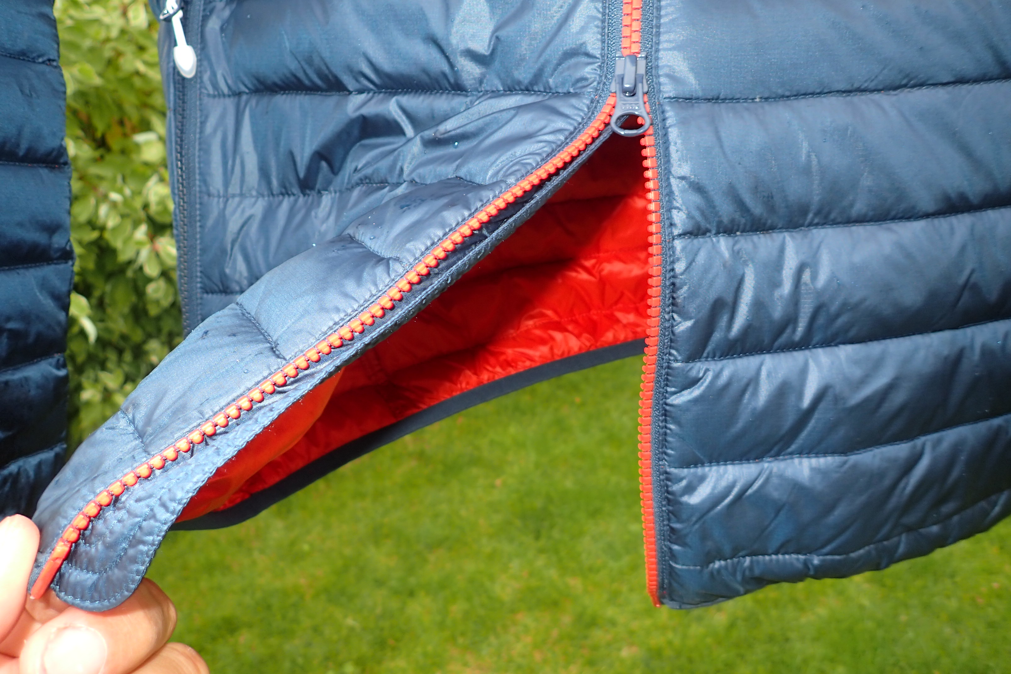 Dvojitý zip bundy Rafiki Colin II umožňuje rozepnutí ze spodu.