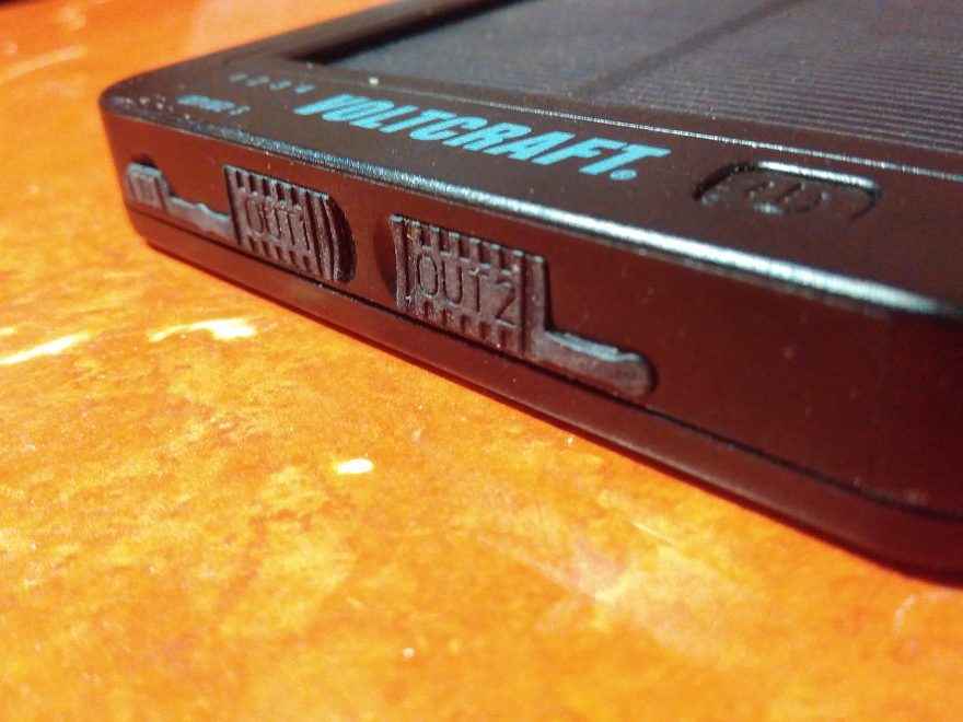 Gumové krytky konektorů.