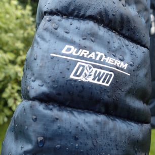 Izolační náplň bundy Rafiki Colin II se jmenuje Duratherm Down.