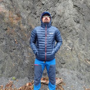 Kapuce u bundy Rafiki Colin II zvyšuje tepelný komfort.