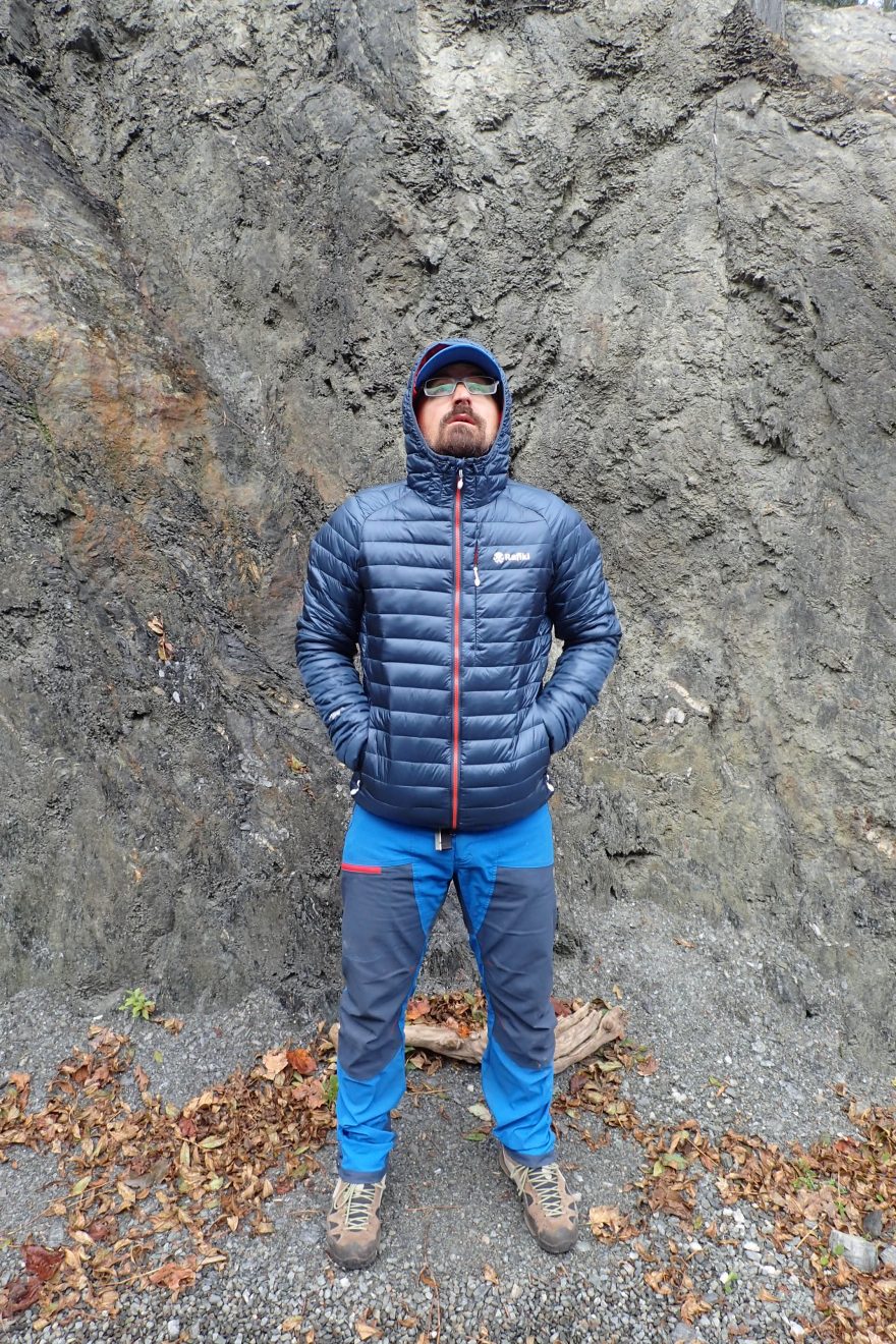 Kapuce u bundy Rafiki Colin II zvyšuje tepelný komfort.