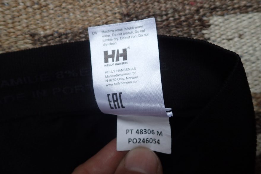 Vnitřní etiketa a výrobní číslo na spodním prádle HELLY HANSEN LIFA Seamless.